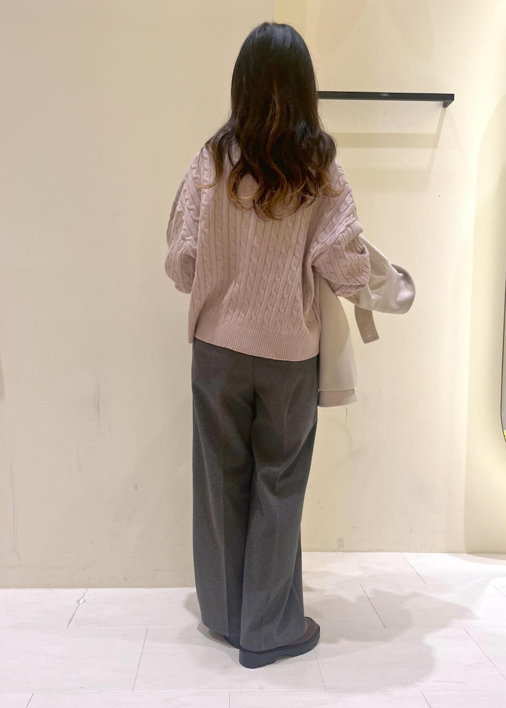 ベージュ系のその他アウター、ホワイト系のニット/セーター、ベージュ系のニット/セーターを着用したレディースの冬コーディネートの3枚目の写真