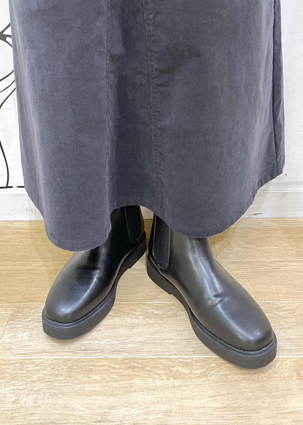 ブラック系のニット/セーター、ブラック系のブーツ、ブラック系のボストンバッグを着用したレディースの冬コーディネートの10枚目の写真