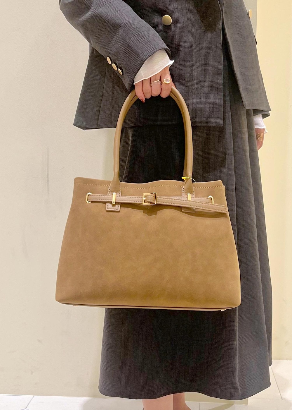 ブラック系のスカート、ブラック系のテーラードジャケット、ホワイト系のTシャツ/カットソーを着用したレディースの秋コーディネートの9枚目の写真