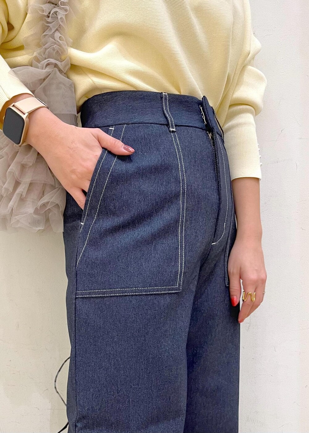 ゴールド系のバレエシューズ、ブルー系のその他パンツ、ベージュ系のショルダーバッグを着用したレディースの冬コーディネートの7枚目の写真