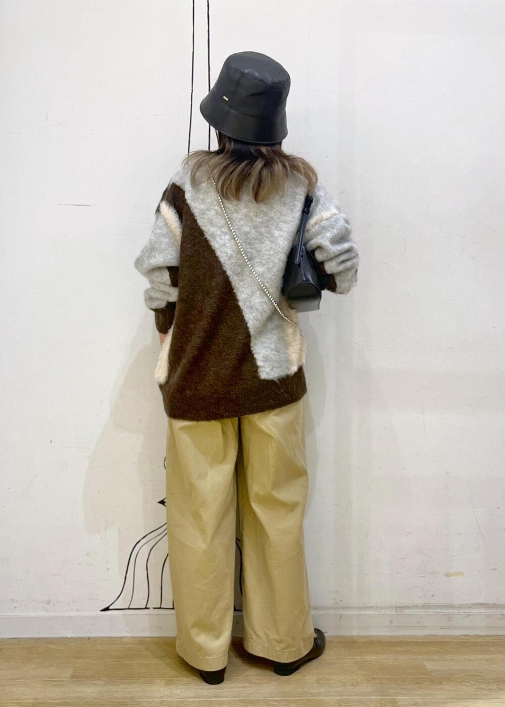 イエロー系のその他パンツ、ブラック系のショルダーバッグ、ブラウン系のニット/セーターを着用したレディースの秋コーディネートの4枚目の写真