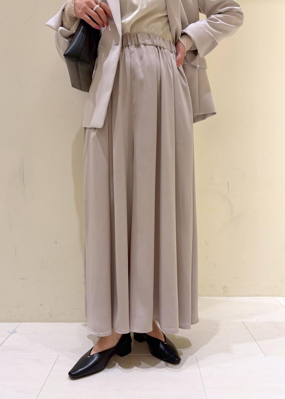 ベージュ系のその他パンツ、ブラック系のショルダーバッグ、グレー系のテーラードジャケットを着用したレディースの冬コーディネートの8枚目の写真