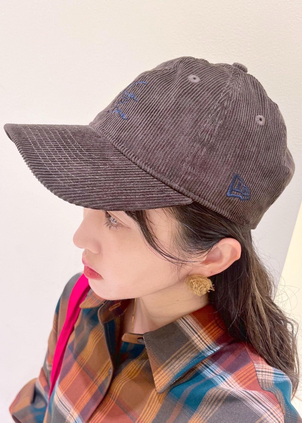 ブラック系のスカート、オレンジ系のシャツ/ブラウス、レッド系のトートバッグを着用したレディースの秋コーディネートの5枚目の写真