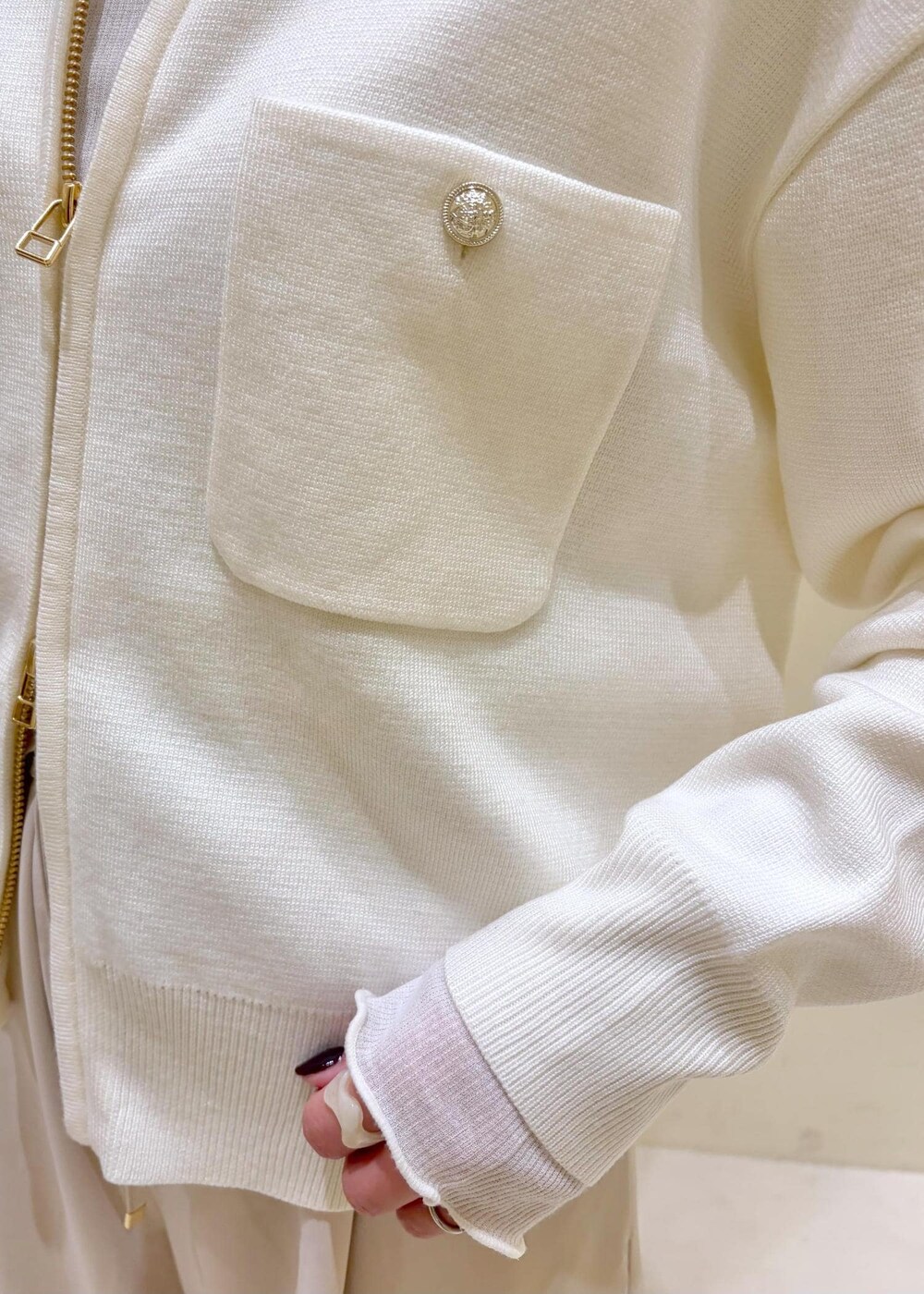 ホワイト系のTシャツ/カットソー、イエロー系のローファー、ベージュ系のボストンバッグを着用したレディースの冬コーディネートの6枚目の写真