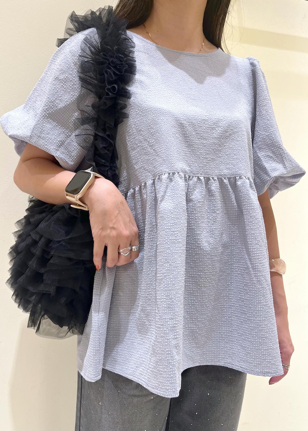 ブラック系のショルダーバッグ、シルバー系のバレエシューズ、ブルー系のシャツ/ブラウスを着用したレディースの夏コーディネートの5枚目の写真