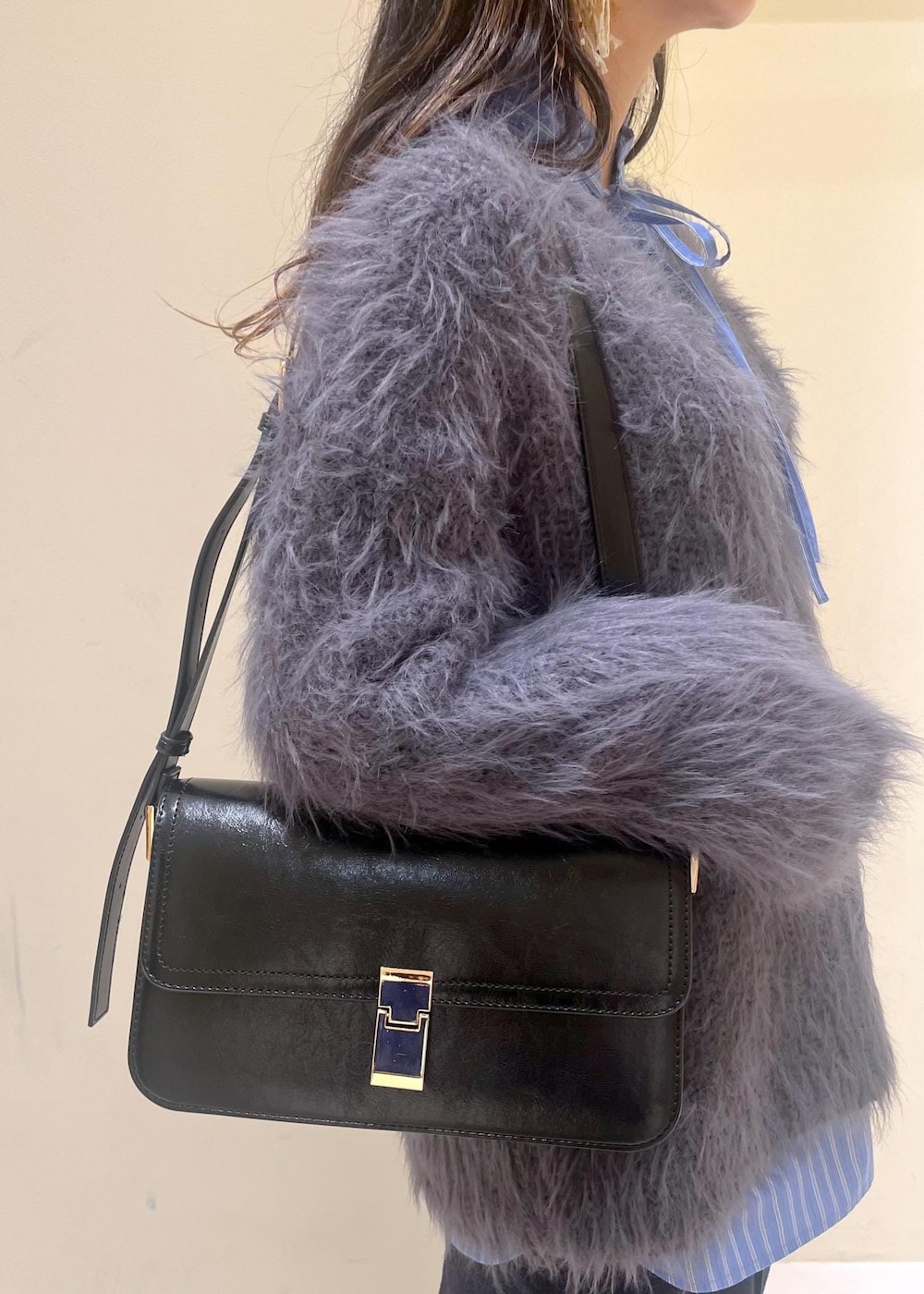 ブラック系のショルダーバッグ、ブルー系のその他パンツ、ブラック系のローファーを着用したレディースの冬コーディネートの7枚目の写真