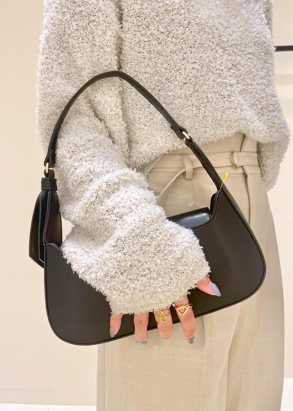 ブラック系のハンドバッグ、グレー系のニット/セーター、ブラック系のバレエシューズを着用したレディースの春コーディネートの10枚目の写真