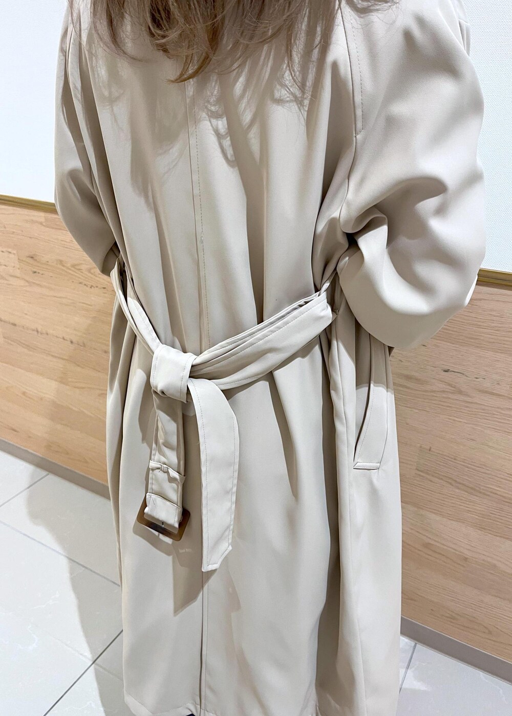 ブルー系のデニムパンツ、ブルー系のベスト、ピンク系のTシャツ/カットソーを着用したレディースの冬コーディネートの7枚目の写真