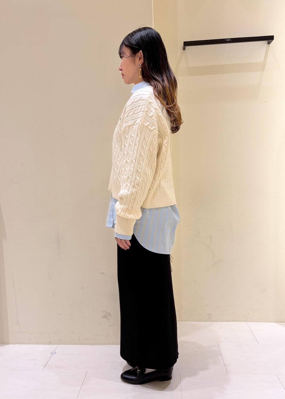 ホワイト系のニット/セーター、ブラック系のローファー、ホワイト系のボストンバッグを着用したレディースの冬コーディネートの4枚目の写真