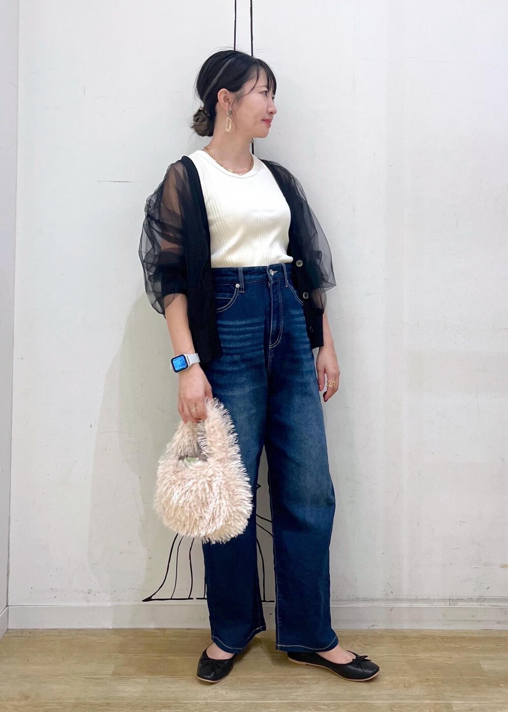 ブラック系のカーディガン/ボレロ、ブラック系のバレエシューズ、ベージュ系のハンドバッグを着用したレディースの秋コーディネートの2枚目の写真