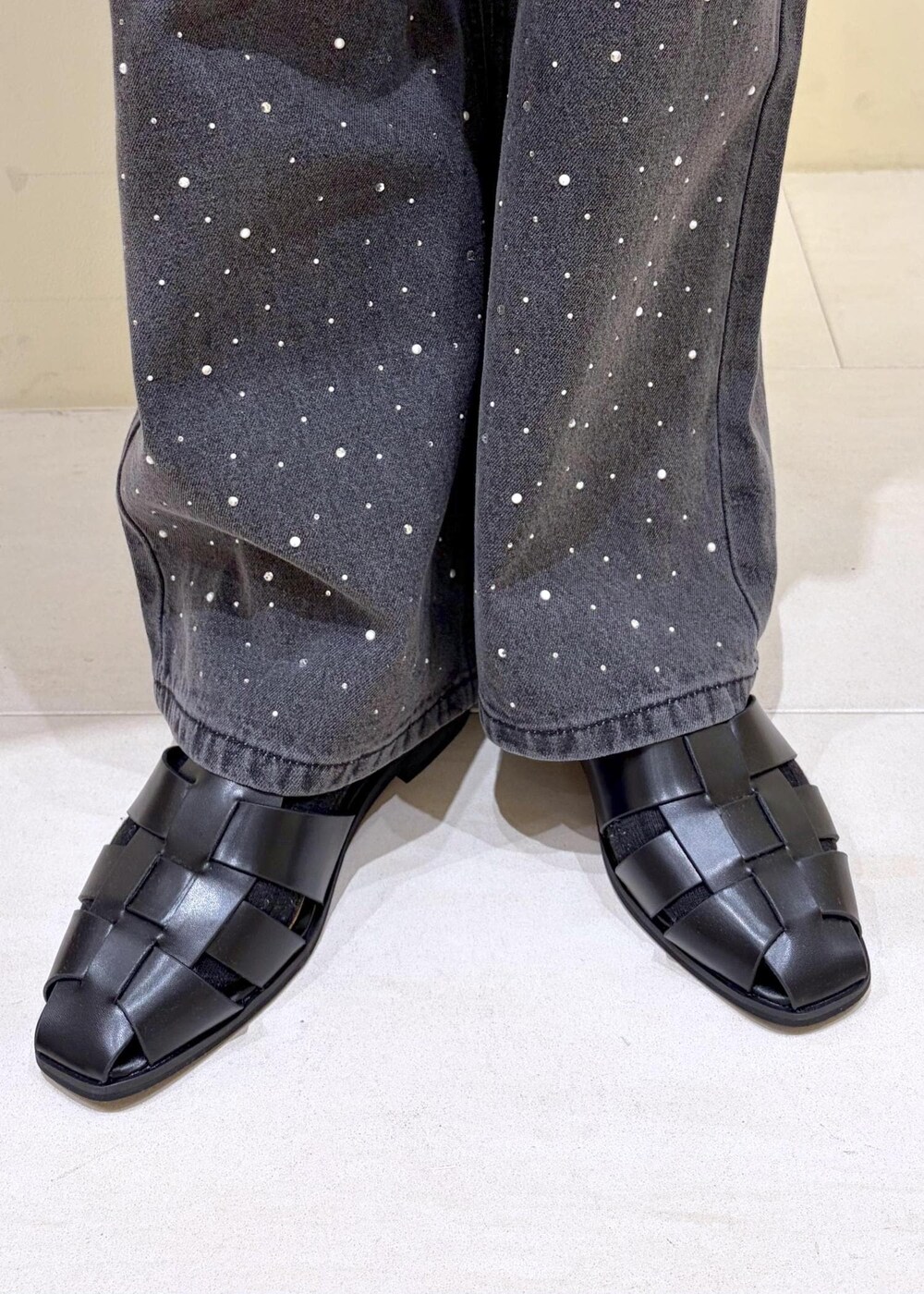ブラック系のシャツ/ブラウス、ブルー系のニット/セーター、ブラック系のサンダルを着用したレディースの春コーディネートの10枚目の写真