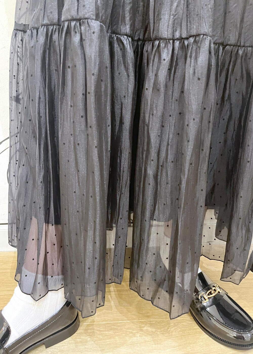 グレー系のTシャツ/カットソー、ブラック系のレインシューズ、イエロー系のショルダーバッグを着用したレディースの秋コーディネートの8枚目の写真