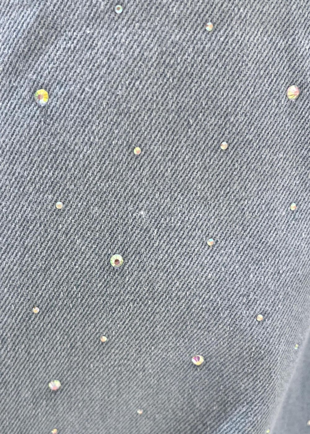 ブルー系のデニムパンツ、グレー系のベスト、ブラック系のローファーを着用したレディースの秋コーディネートの8枚目の写真