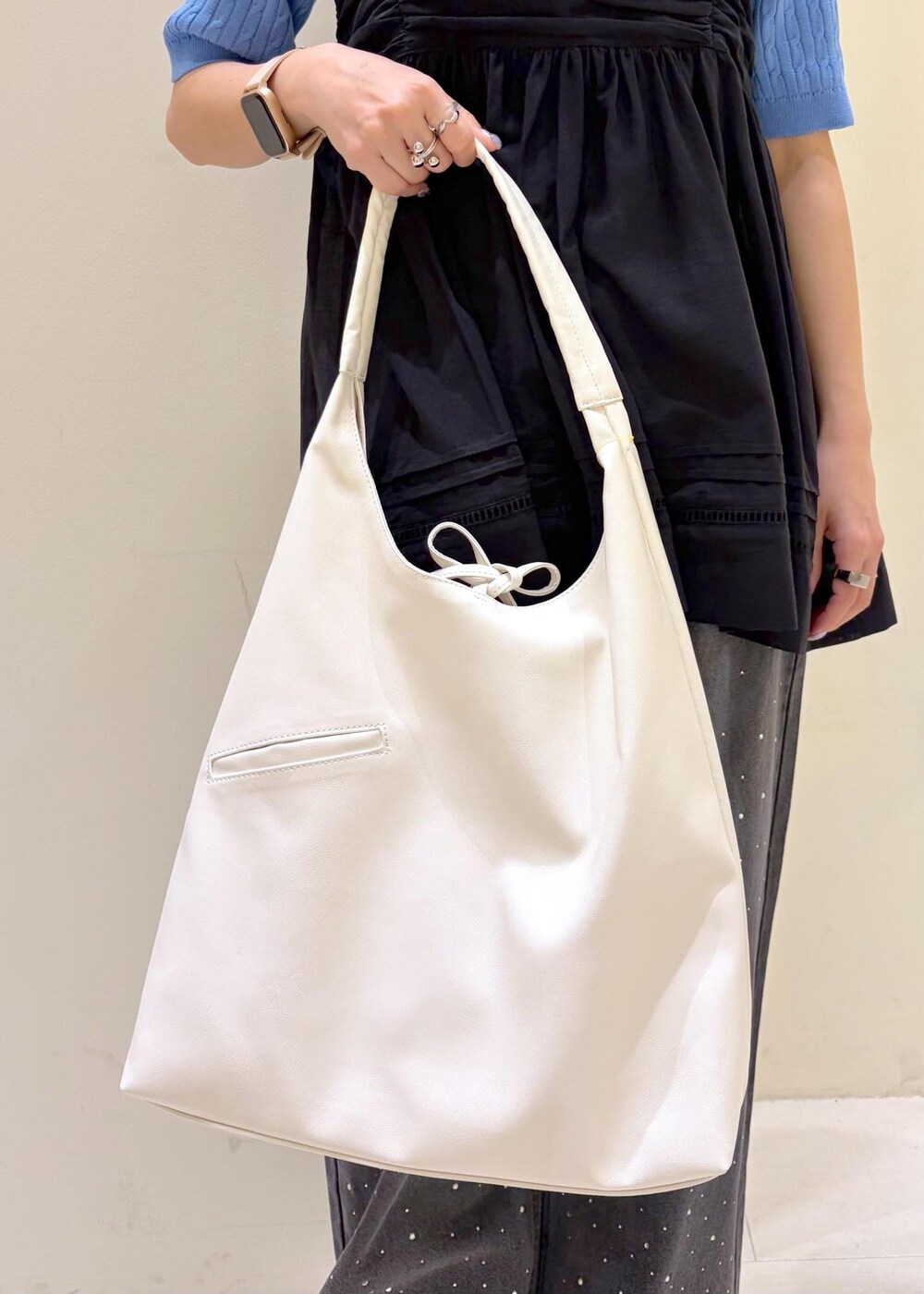 ブラック系のシャツ/ブラウス、ブルー系のニット/セーター、ブラック系のサンダルを着用したレディースの春コーディネートの9枚目の写真