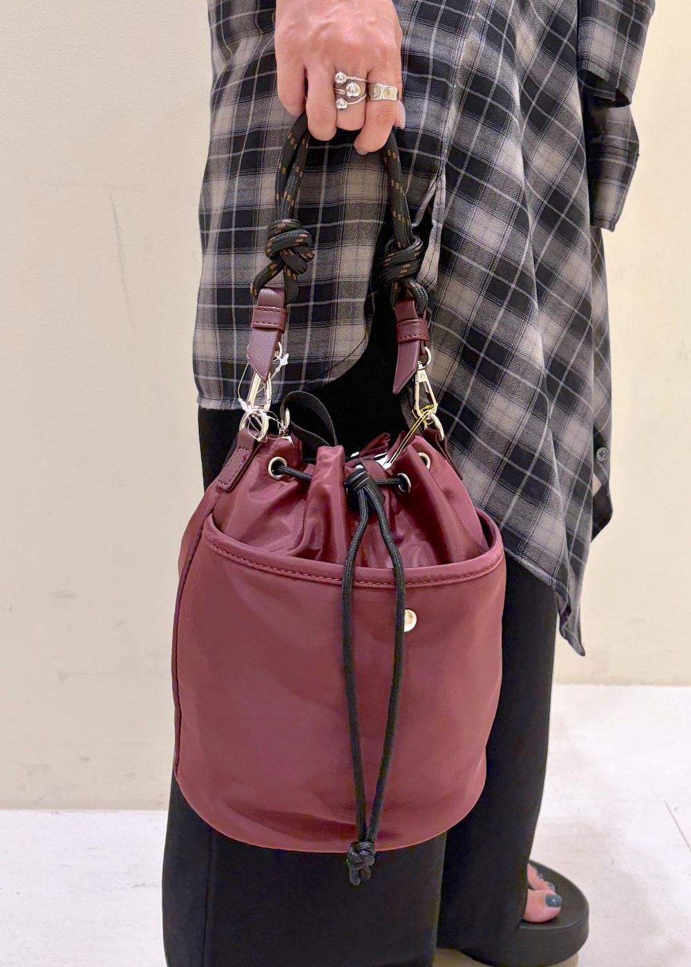 レッド系のショルダーバッグ、ブラック系のその他パンツ、ホワイト系のニット/セーターを着用したレディースの夏コーディネートの9枚目の写真