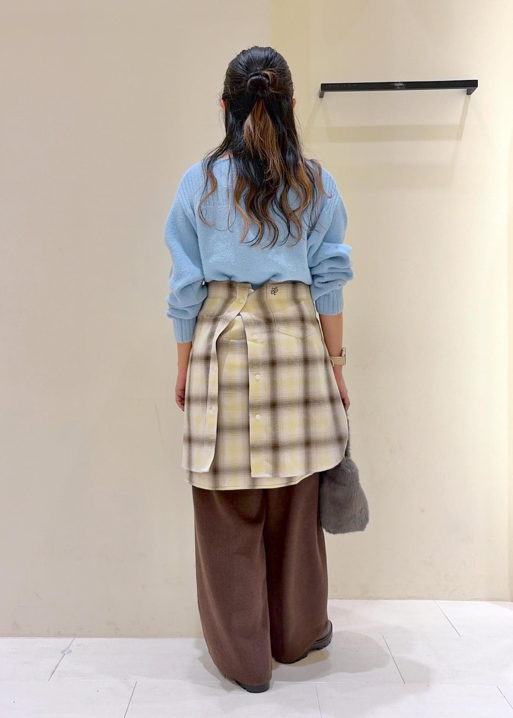 ブラック系のローファー、ブラウン系のその他パンツ、ブルー系のニット/セーターを着用したレディースの秋コーディネートの4枚目の写真