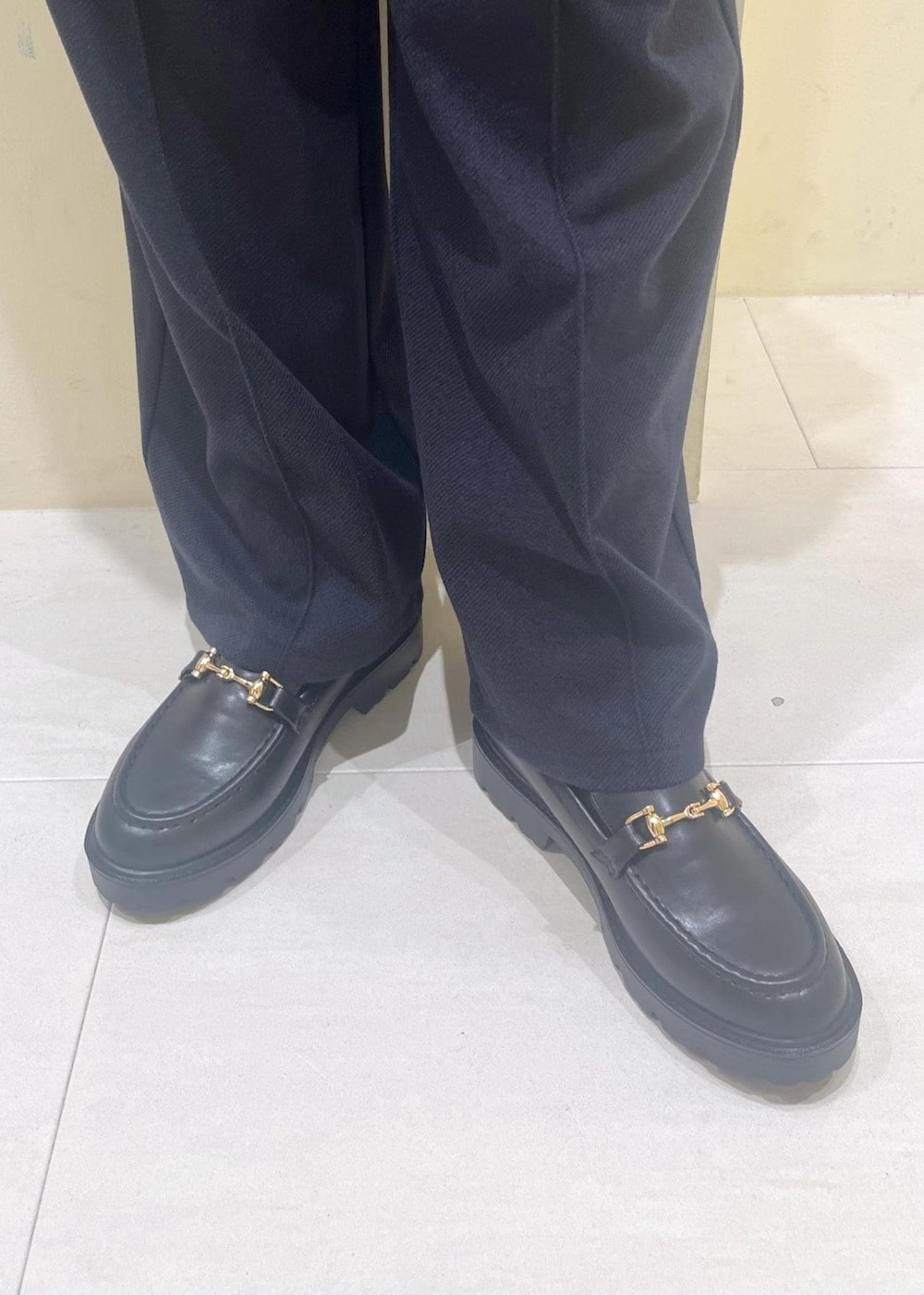 ブラック系のショルダーバッグ、ブルー系のその他パンツ、ブラック系のローファーを着用したレディースの冬コーディネートの10枚目の写真