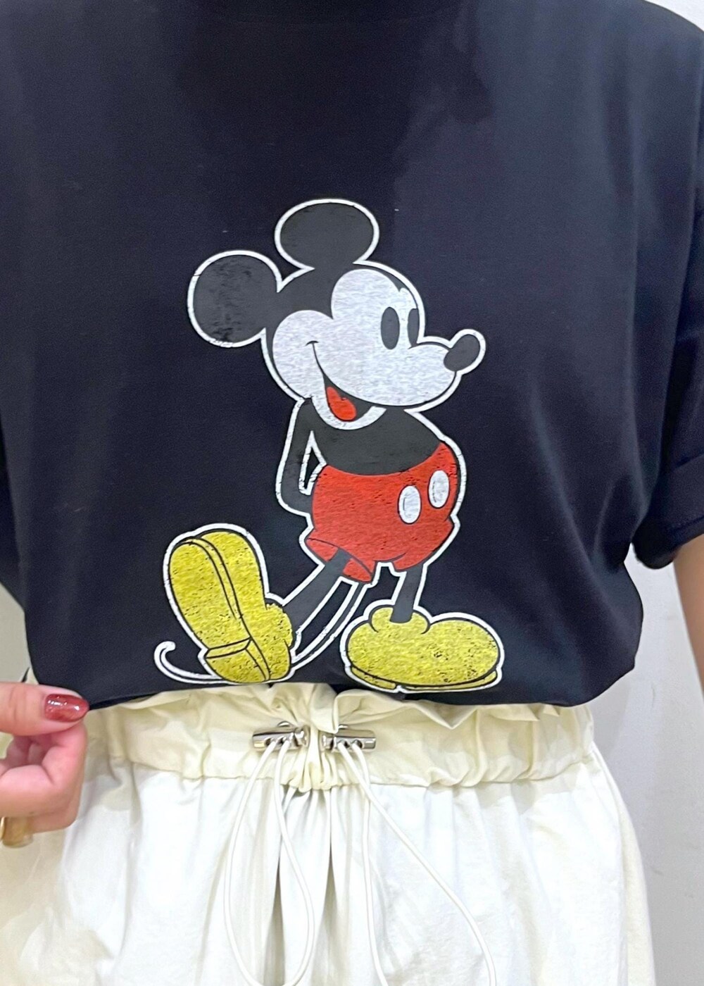 ホワイト系のスニーカー、グレー系のショルダーバッグ、ホワイト系のスカートを着用したレディースの夏コーディネートの6枚目の写真