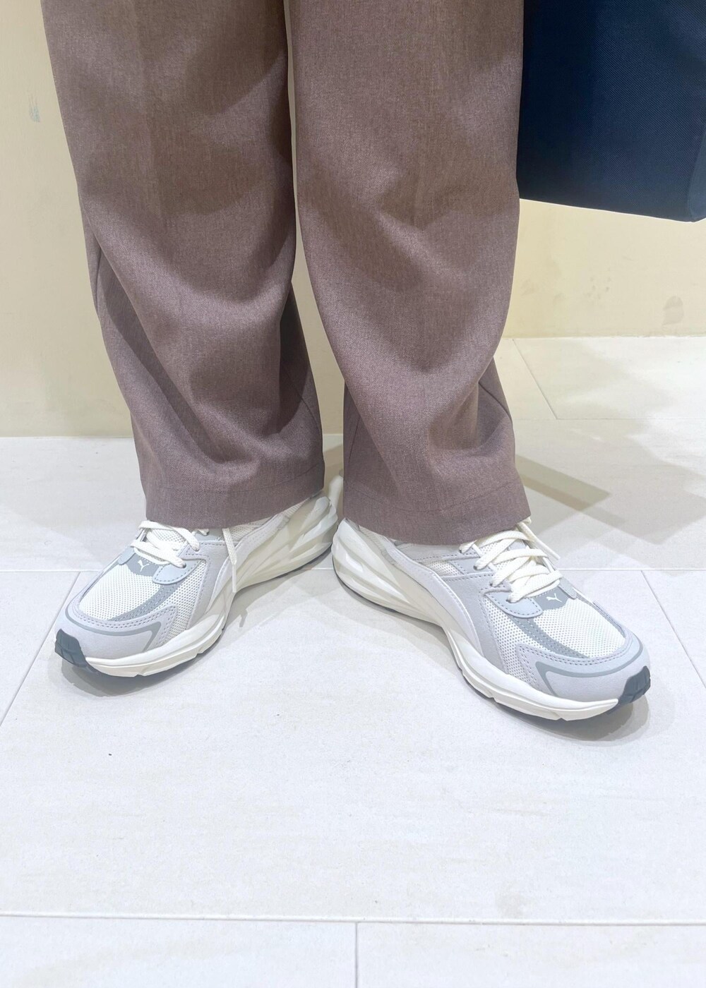 ベージュ系のスラックス、ブルー系のシャツ/ブラウス、ベージュ系のパーカーを着用したレディースの秋コーディネートの10枚目の写真