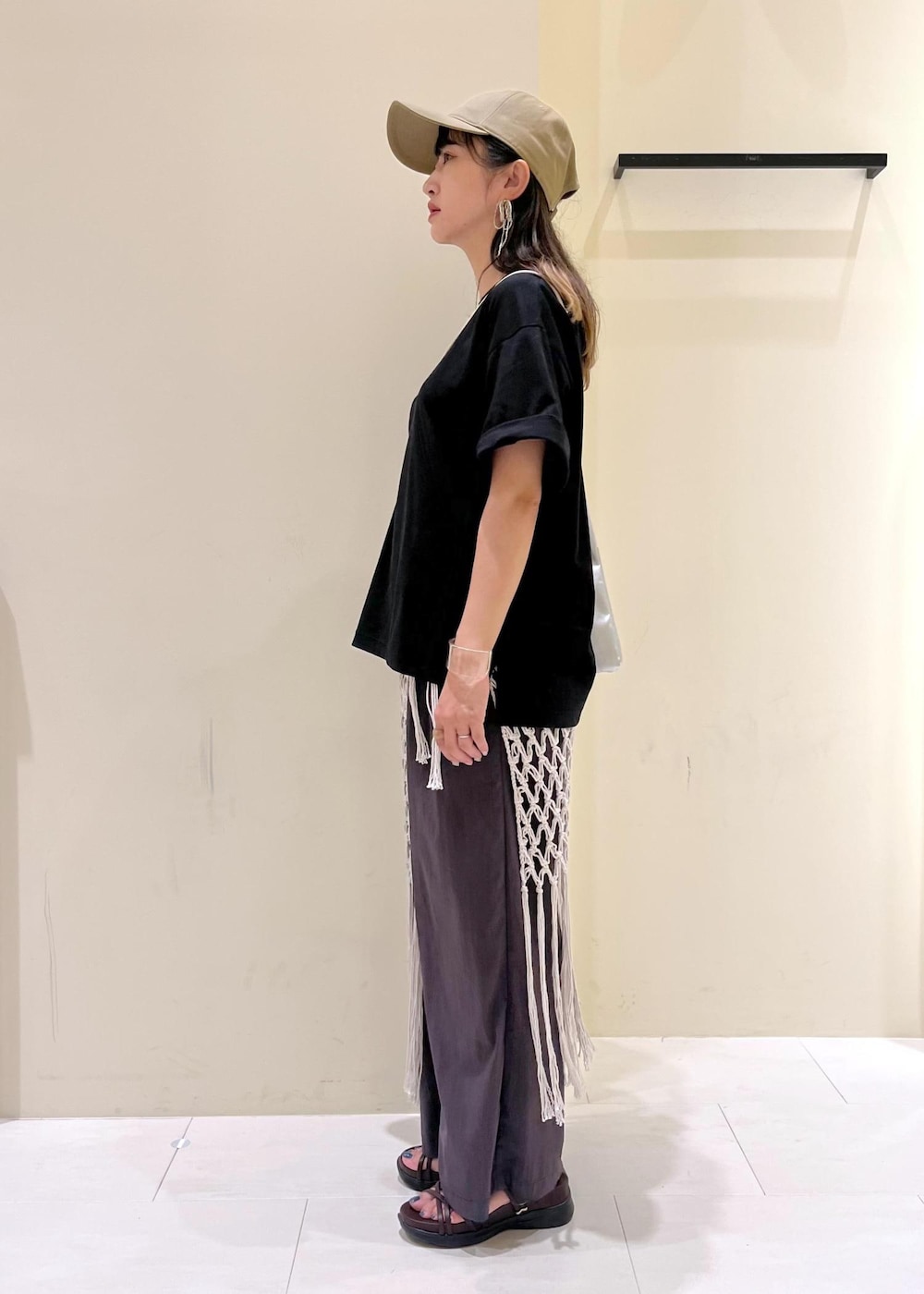 ホワイト系のスカート、ブラック系のTシャツ/カットソー、グレー系のその他パンツを着用したレディースの夏コーディネートの3枚目の写真