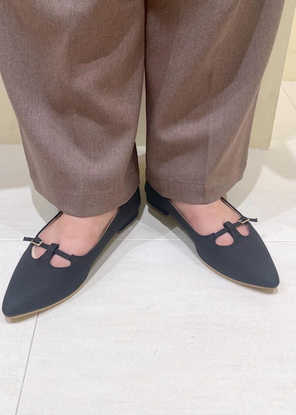 ブラック系のショルダーバッグ、ブラック系のシャツ/ブラウス、ベージュ系のテーラードジャケットを着用したレディースの秋コーディネートの10枚目の写真