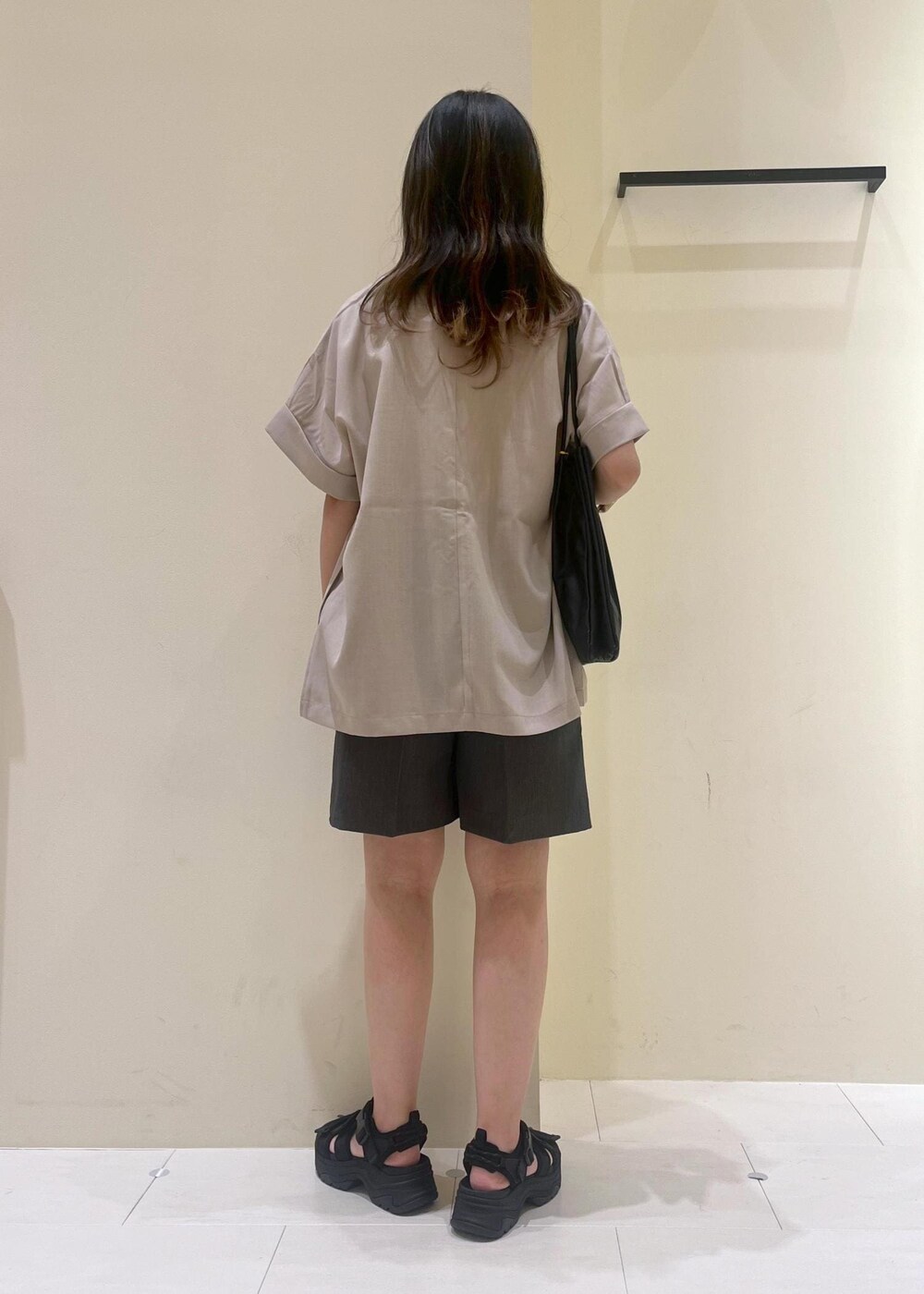 ブラック系のトートバッグ、グレー系のその他パンツ、ベージュ系のテーラードジャケットを着用したレディースの夏コーディネートの4枚目の写真