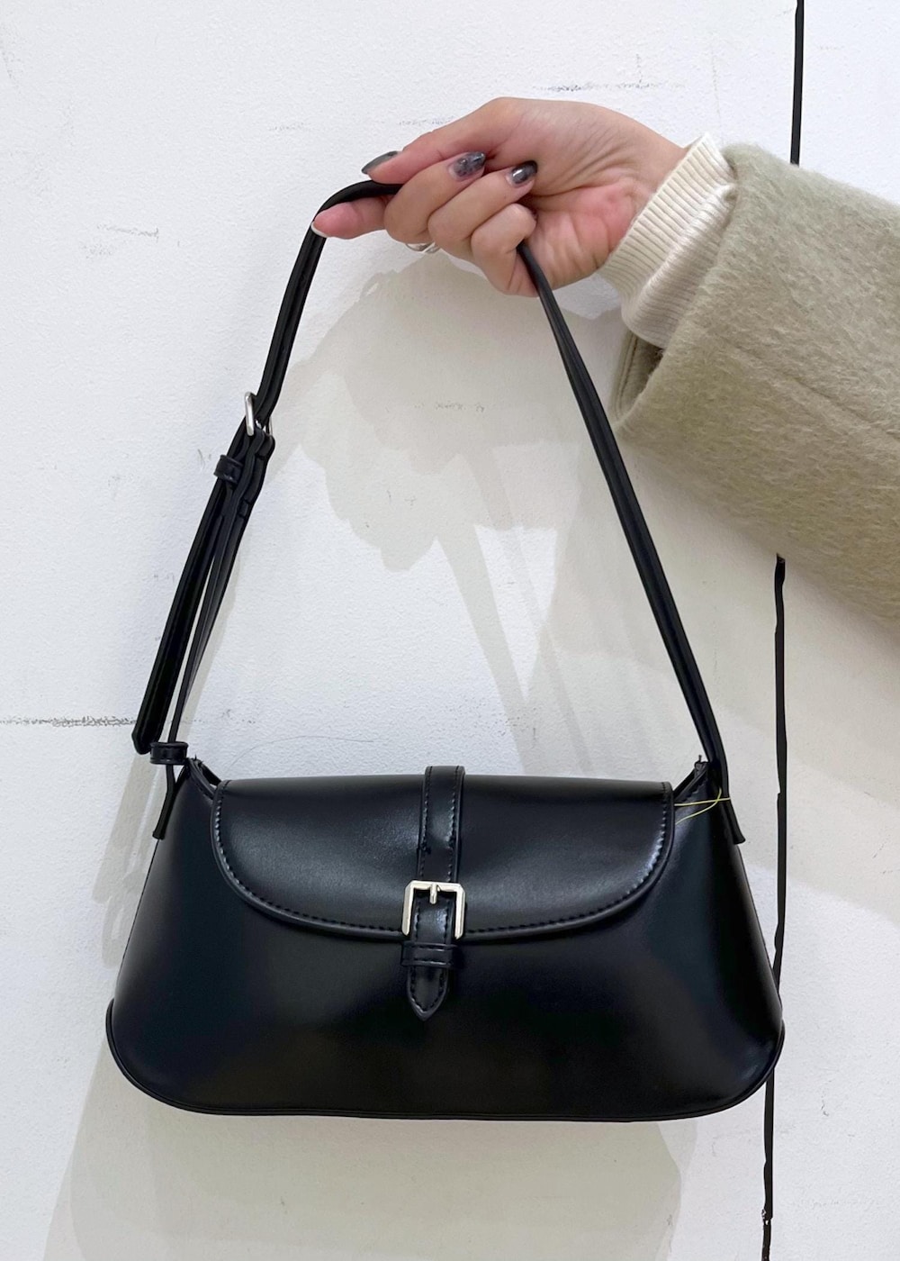 ホワイト系のニット/セーター、グリーン系のその他アウター、ブラウン系のその他パンツを着用したレディースの冬コーディネートの5枚目の写真