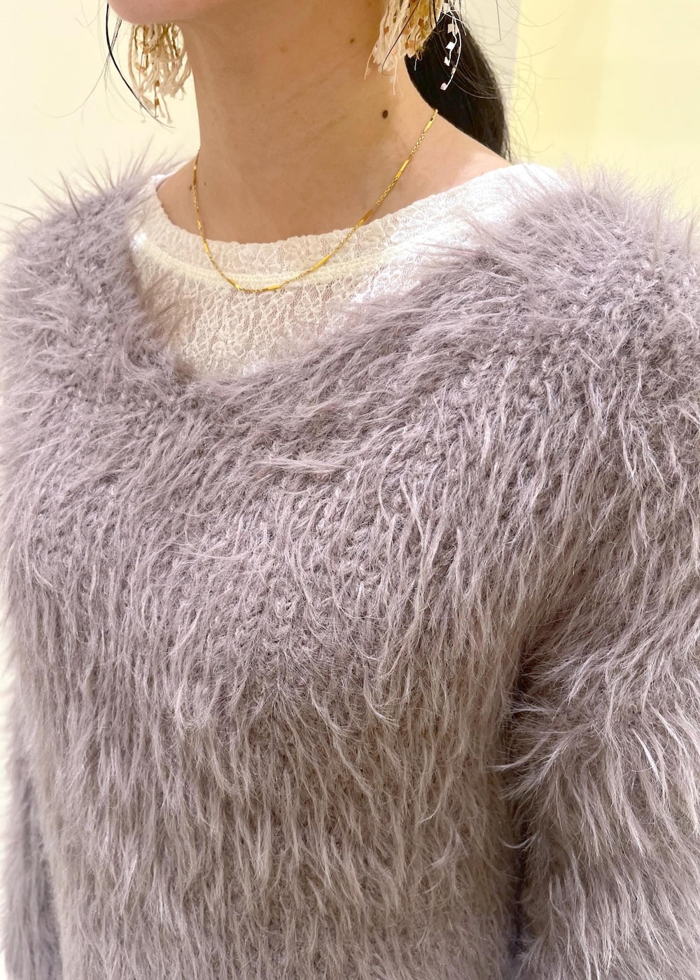 ホワイト系のTシャツ/カットソー、ブラウン系のニット/セーター、ブラウン系のローファーを着用したレディースの秋コーディネートの4枚目の写真