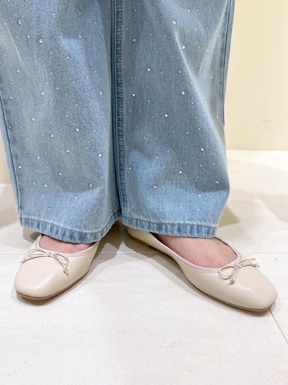 ブルー系のデニムパンツ、ホワイト系のバレエシューズ、グレー系のノーカラージャケットを着用したレディースの春コーディネートの8枚目の写真
