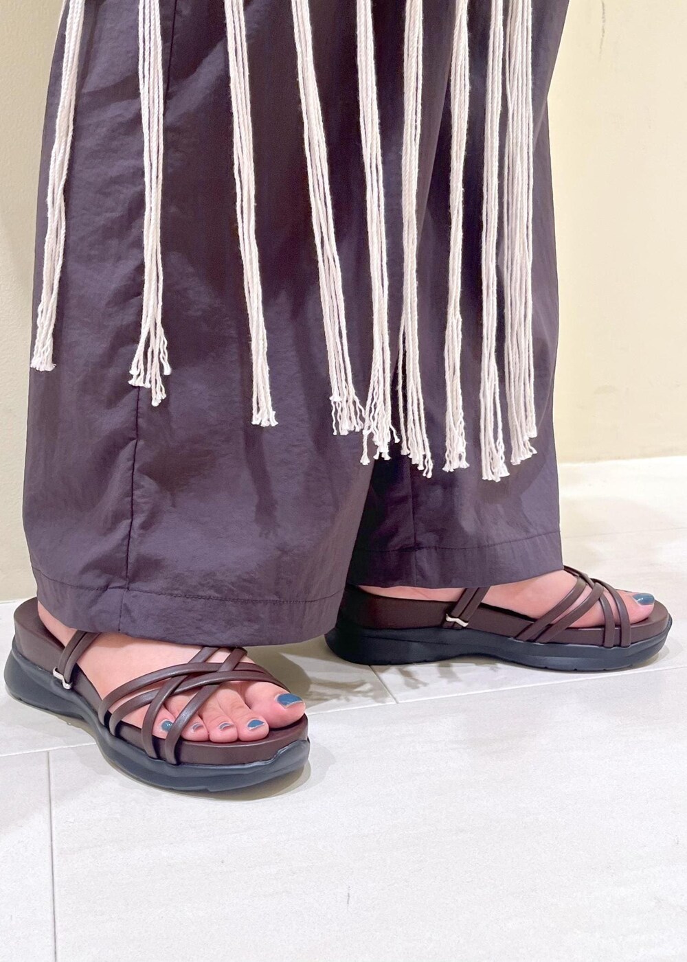 ホワイト系のスカート、ブラック系のTシャツ/カットソー、グレー系のその他パンツを着用したレディースの夏コーディネートの10枚目の写真