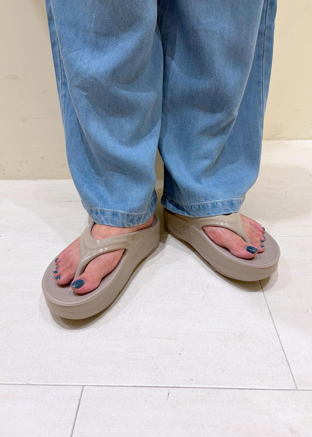 ブルー系のデニムパンツ、ブラウン系のテーラードジャケット、ブラック系のキャミソールを着用したレディースの夏コーディネートの10枚目の写真