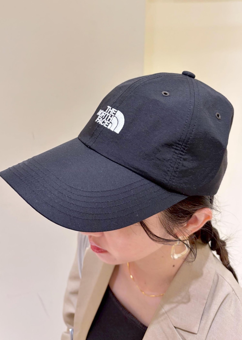 ベージュ系のテーラードジャケット、ブラック系のその他パンツ、シルバー系のトートバッグを着用したレディースの春コーディネートの6枚目の写真