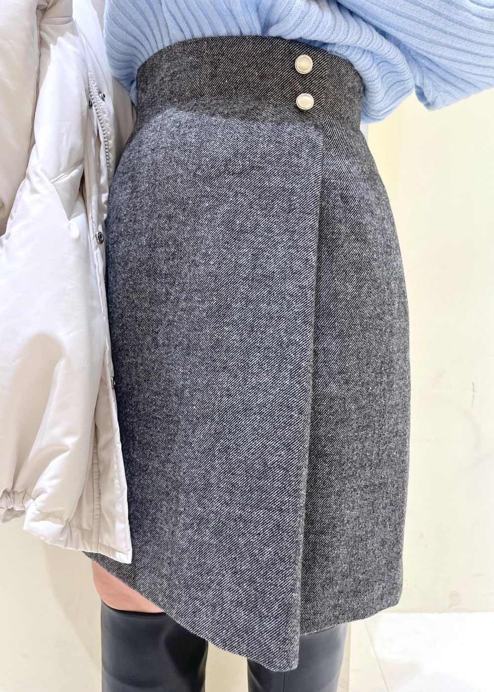 ブラック系のブーツ、ブラウン系のショルダーバッグ、ブルー系のニット/セーターを着用したレディースの冬コーディネートの7枚目の写真