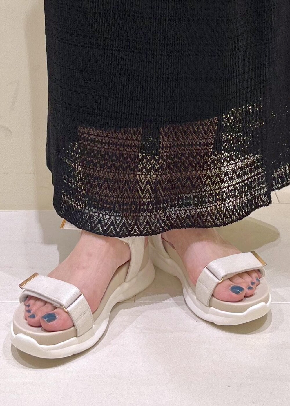 その他のショルダーバッグ、ベージュ系のベスト、ホワイト系のサンダルを着用したレディースの春コーディネートの10枚目の写真