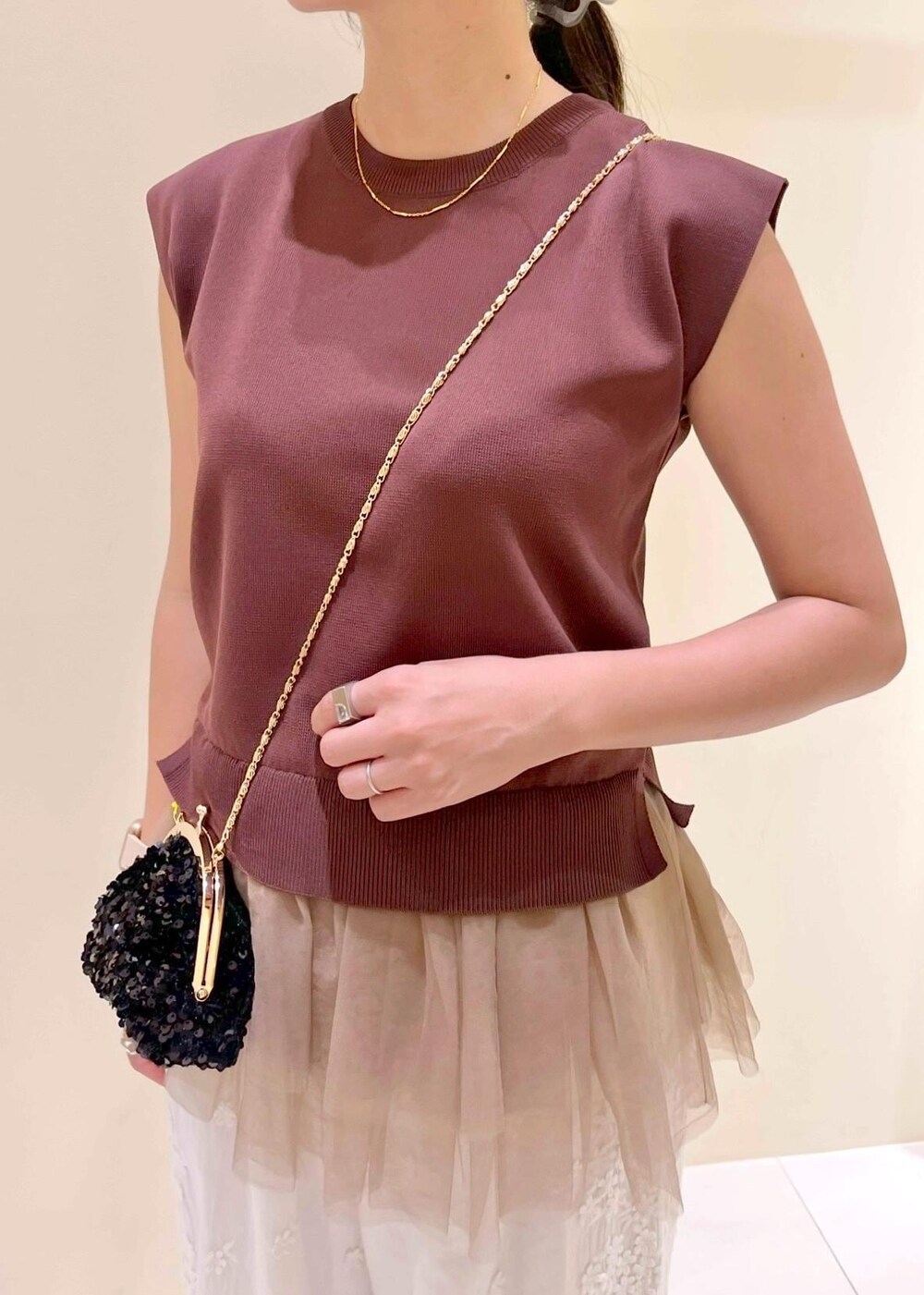 ブラック系のショルダーバッグ、ブラック系のサンダル、ホワイト系のその他パンツを着用したレディースの夏コーディネートの5枚目の写真