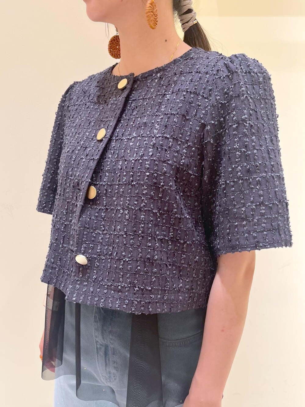ブルー系のデニムパンツ、ホワイト系のバレエシューズ、グレー系のノーカラージャケットを着用したレディースの春コーディネートの5枚目の写真