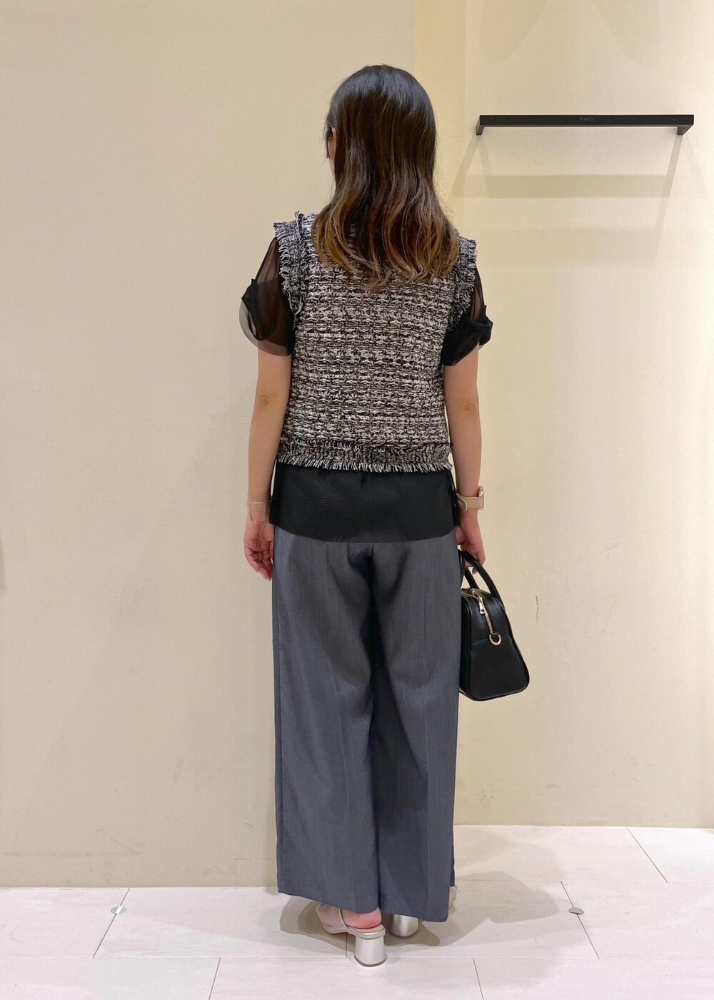 ブラック系のカーディガン/ボレロ、ブラック系のTシャツ/カットソー、ブルー系のその他パンツを着用したレディースの夏コーディネートの3枚目の写真