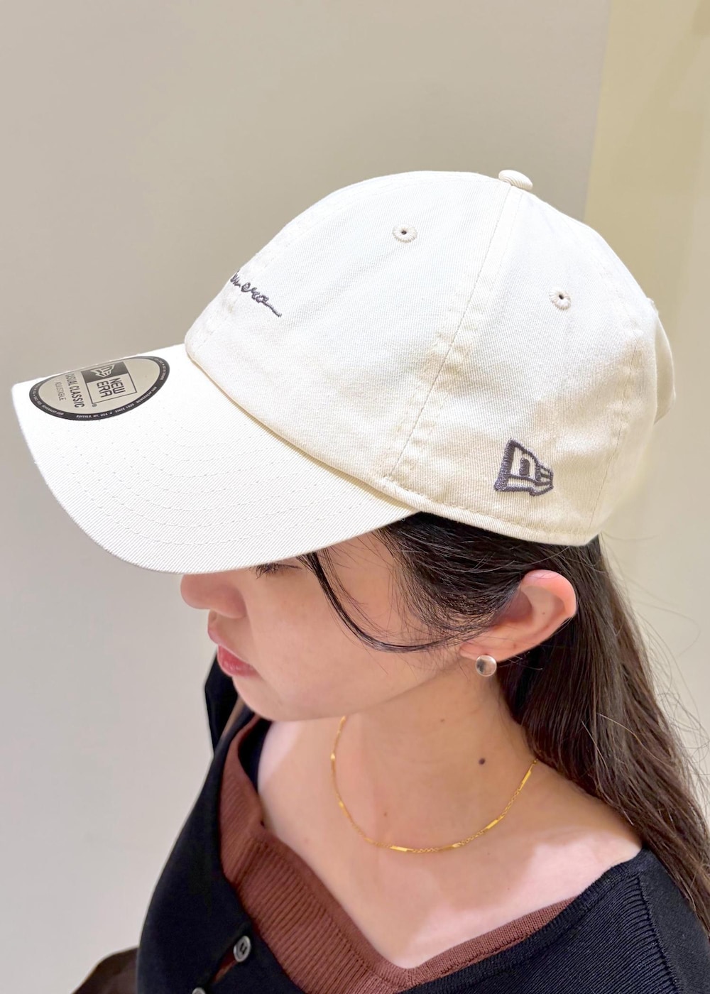 ブラウン系のサンダル、グレー系のスカート、ブラック系のカーディガン/ボレロを着用したレディースの春コーディネートの5枚目の写真