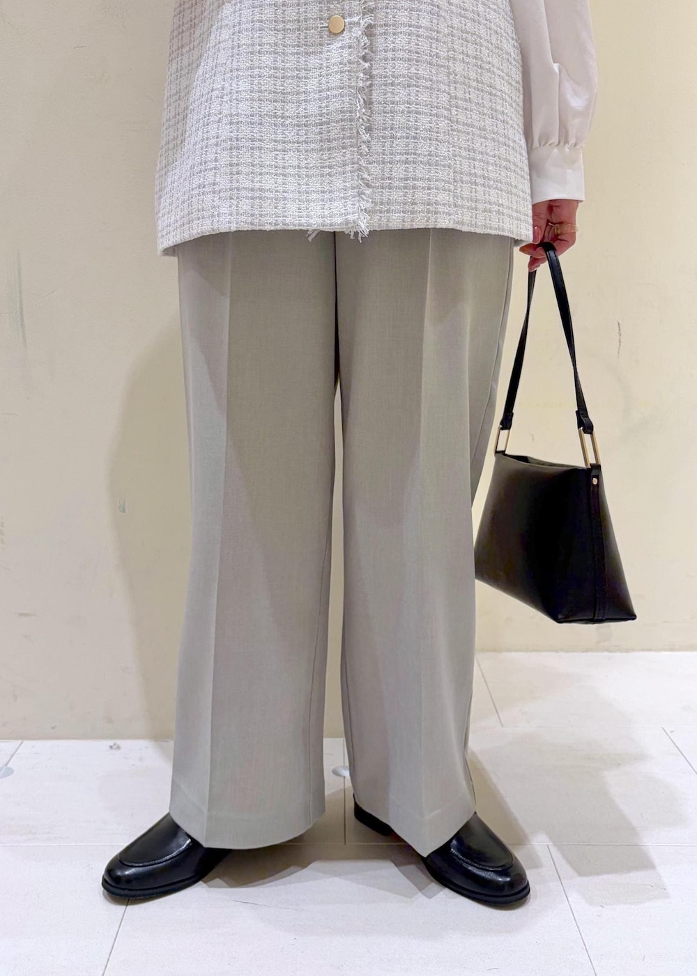 ブラック系のショルダーバッグ、ブラック系のローファー、グリーン系のその他パンツを着用したレディースの冬コーディネートの9枚目の写真