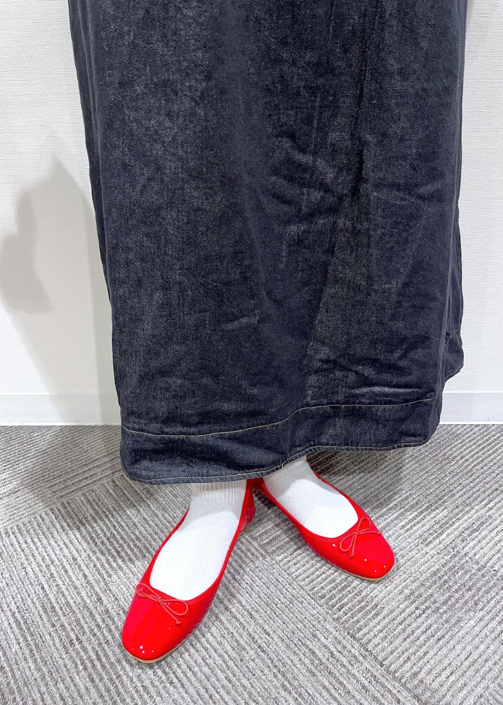 ホワイト系のトートバッグ、ホワイト系のキャミソール、レッド系のバレエシューズを着用したレディースの冬コーディネートの9枚目の写真