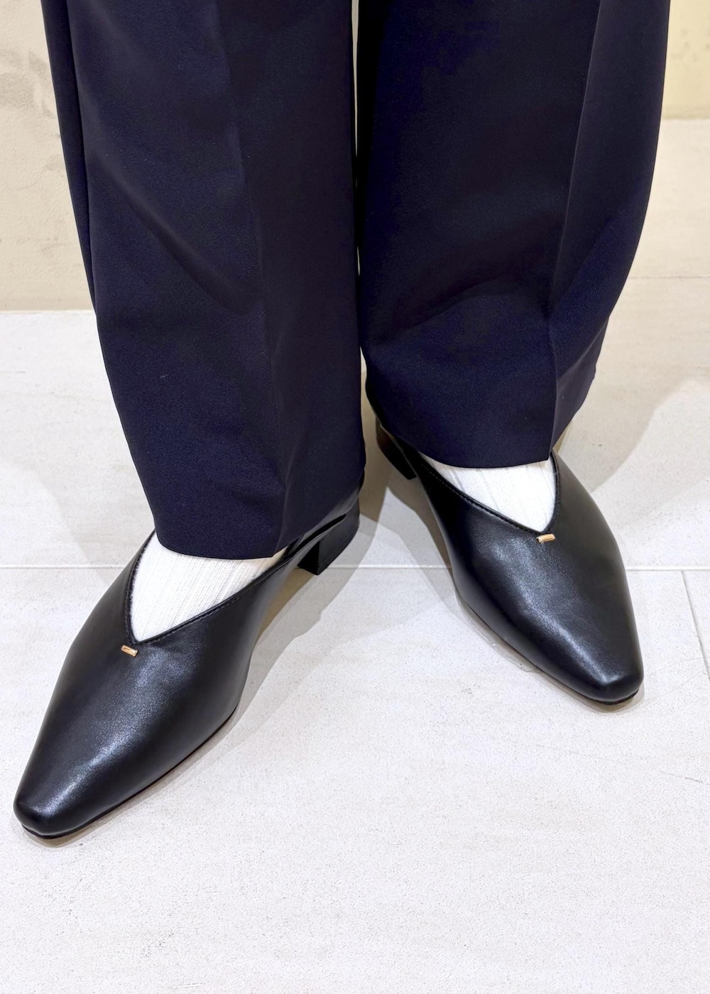 ブラック系のショルダーバッグ、ブルー系のその他パンツ、グレー系のベストを着用したレディースの冬コーディネートの10枚目の写真