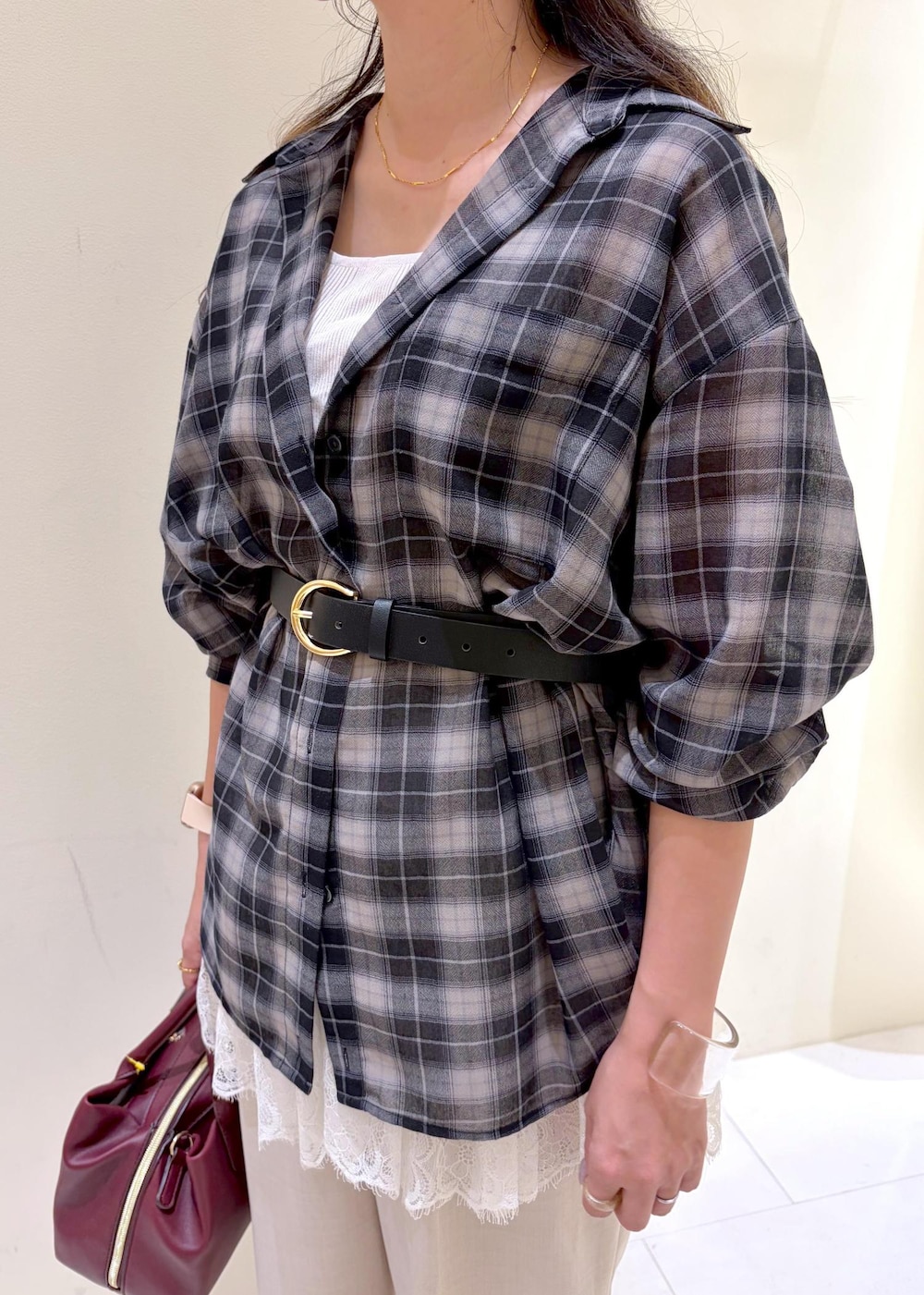 ベージュ系のその他パンツ、ホワイト系のタンクトップ、ブラック系のサンダルを着用したレディースの夏コーディネートの5枚目の写真