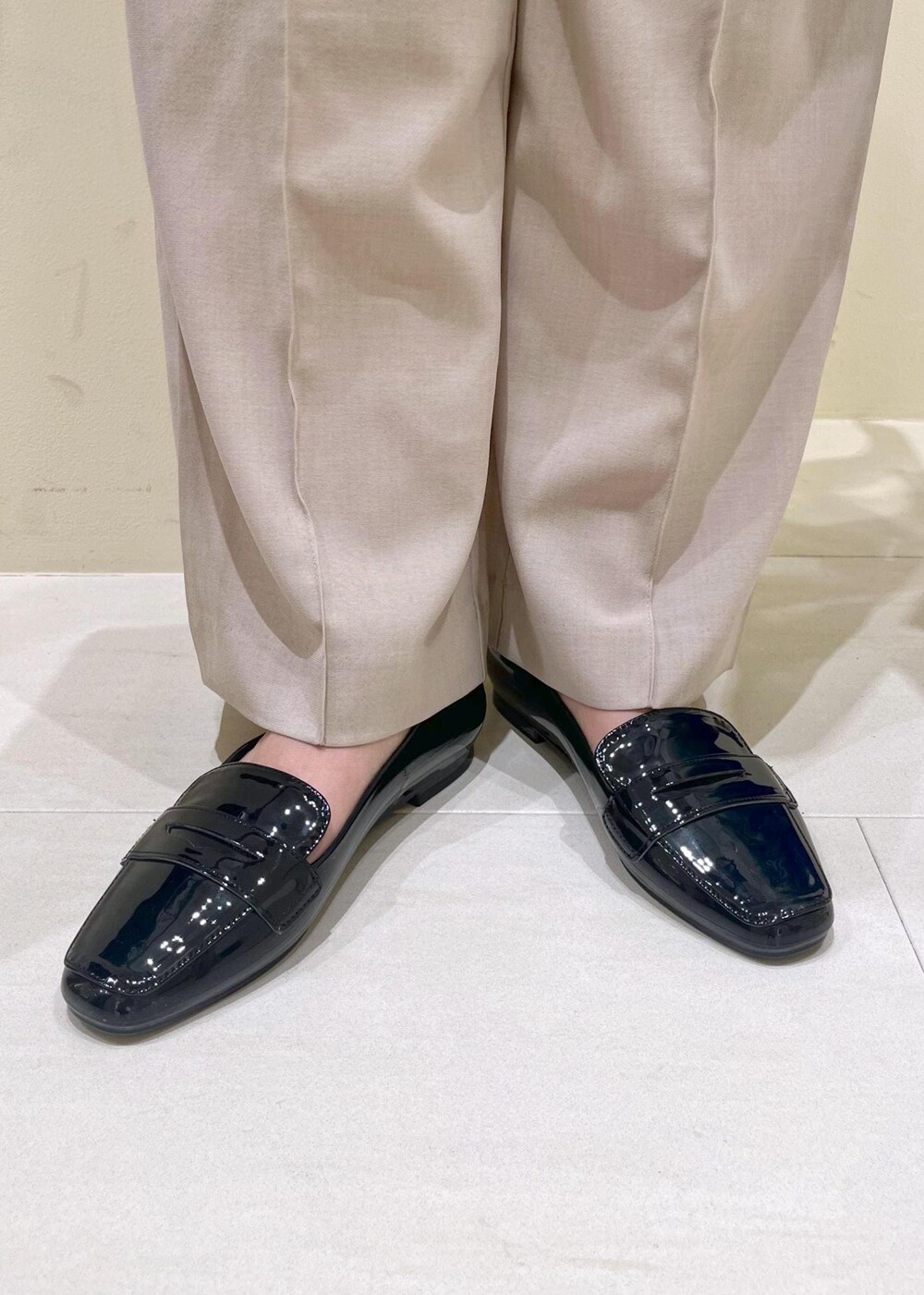 ブラック系のレインシューズ、ブラック系のトートバッグ、ベージュ系のその他パンツを着用したレディースの夏コーディネートの10枚目の写真