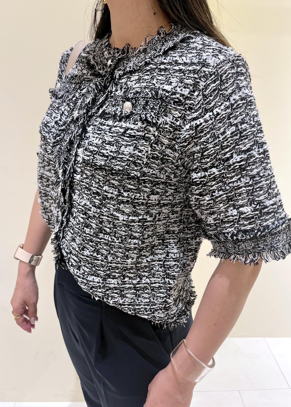 ブルー系のスラックス、ベージュ系のショルダーバッグ、ブラック系のカーディガン/ボレロを着用したレディースの夏コーディネートの5枚目の写真