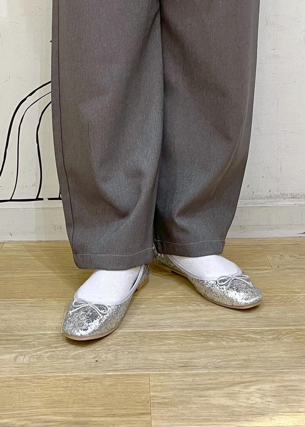 ブラック系のシャツ/ブラウス、シルバー系のバレエシューズ、グレー系のその他パンツを着用したレディースの冬コーディネートの10枚目の写真