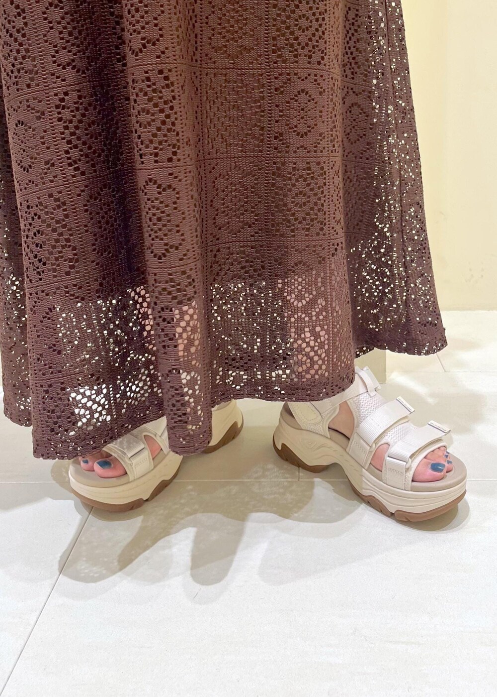 ブラック系のタンクトップ、グリーン系のシャツ/ブラウス、ホワイト系のトートバッグを着用したレディースの夏コーディネートの10枚目の写真