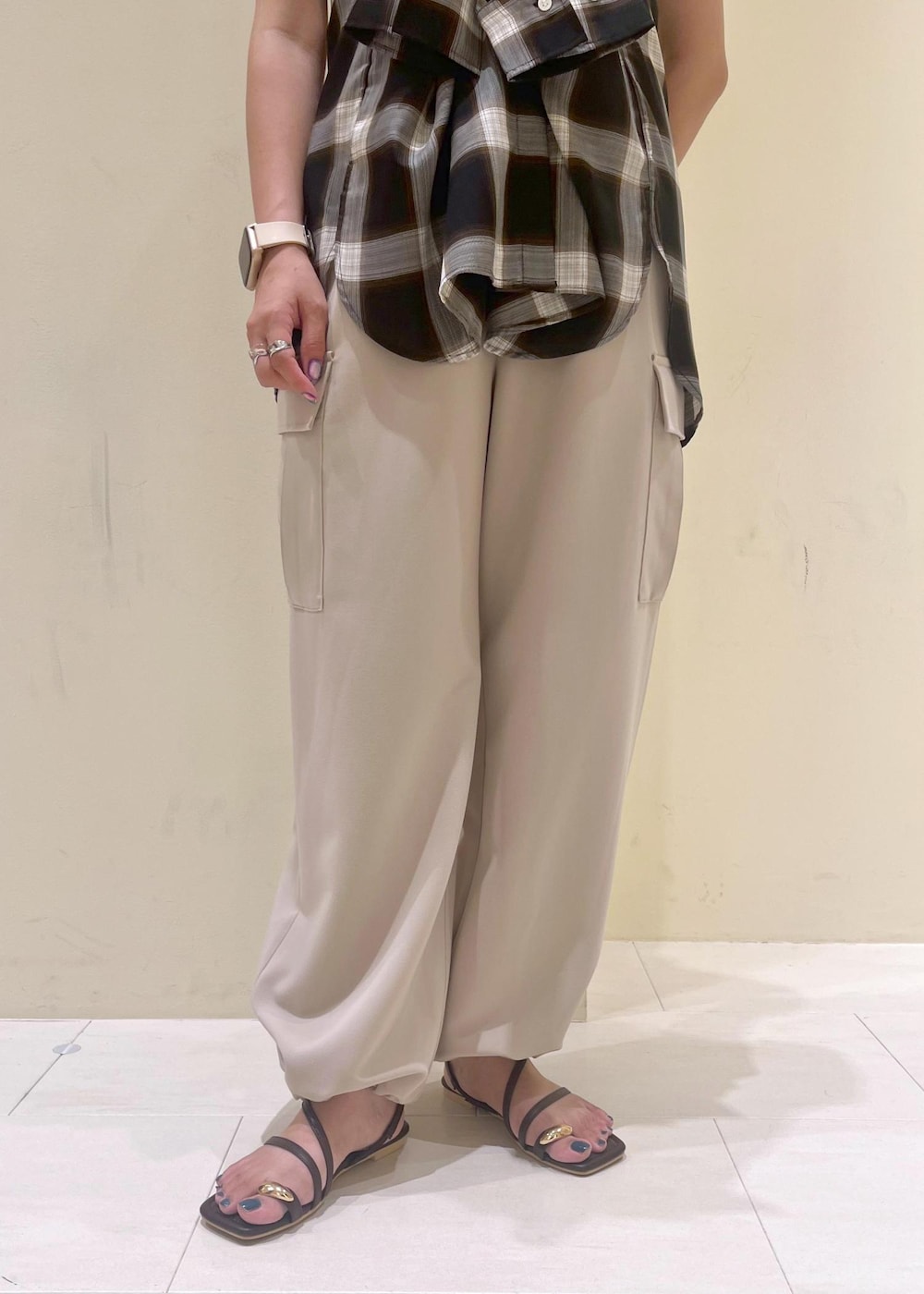 ブラック系のニット/セーター、ベージュ系のカーゴパンツ、ブラウン系のサンダルを着用したレディースの夏コーディネートの7枚目の写真