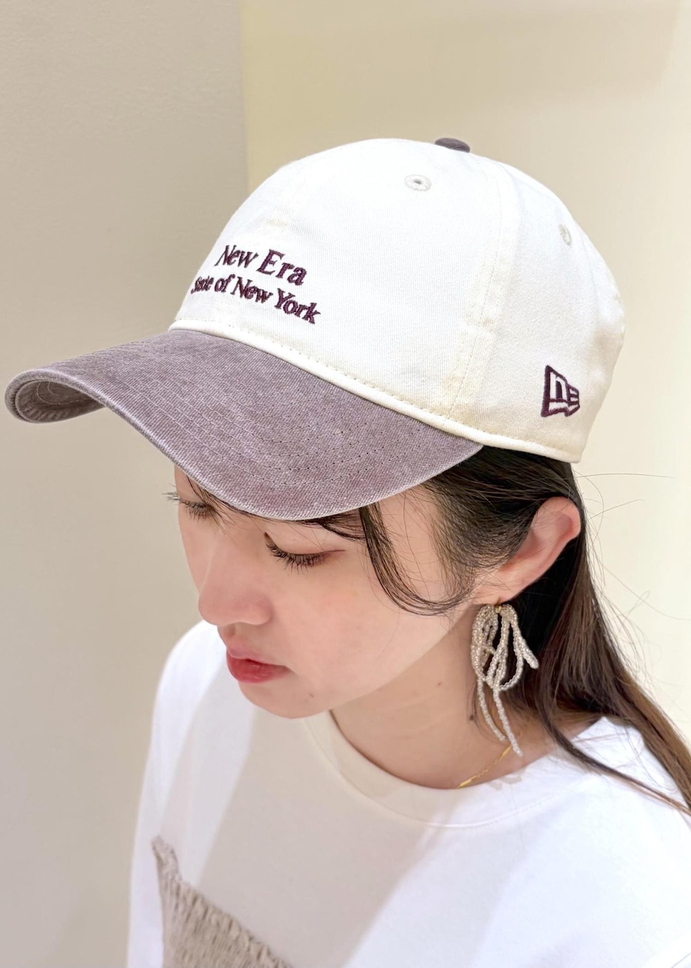 ブルー系のデニムパンツ、ベージュ系のTシャツ/カットソー、ピンク系のバレエシューズを着用したレディースの春コーディネートの6枚目の写真