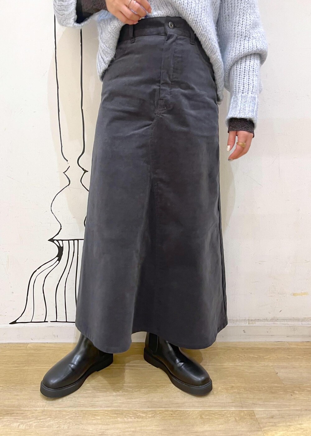 ブラック系のニット/セーター、ブラック系のブーツ、ブラック系のボストンバッグを着用したレディースの冬コーディネートの8枚目の写真