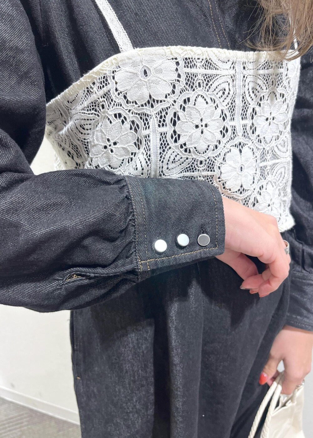 ホワイト系のトートバッグ、ホワイト系のキャミソール、レッド系のバレエシューズを着用したレディースの冬コーディネートの6枚目の写真